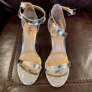 Shiny silver Anne Michelle heels